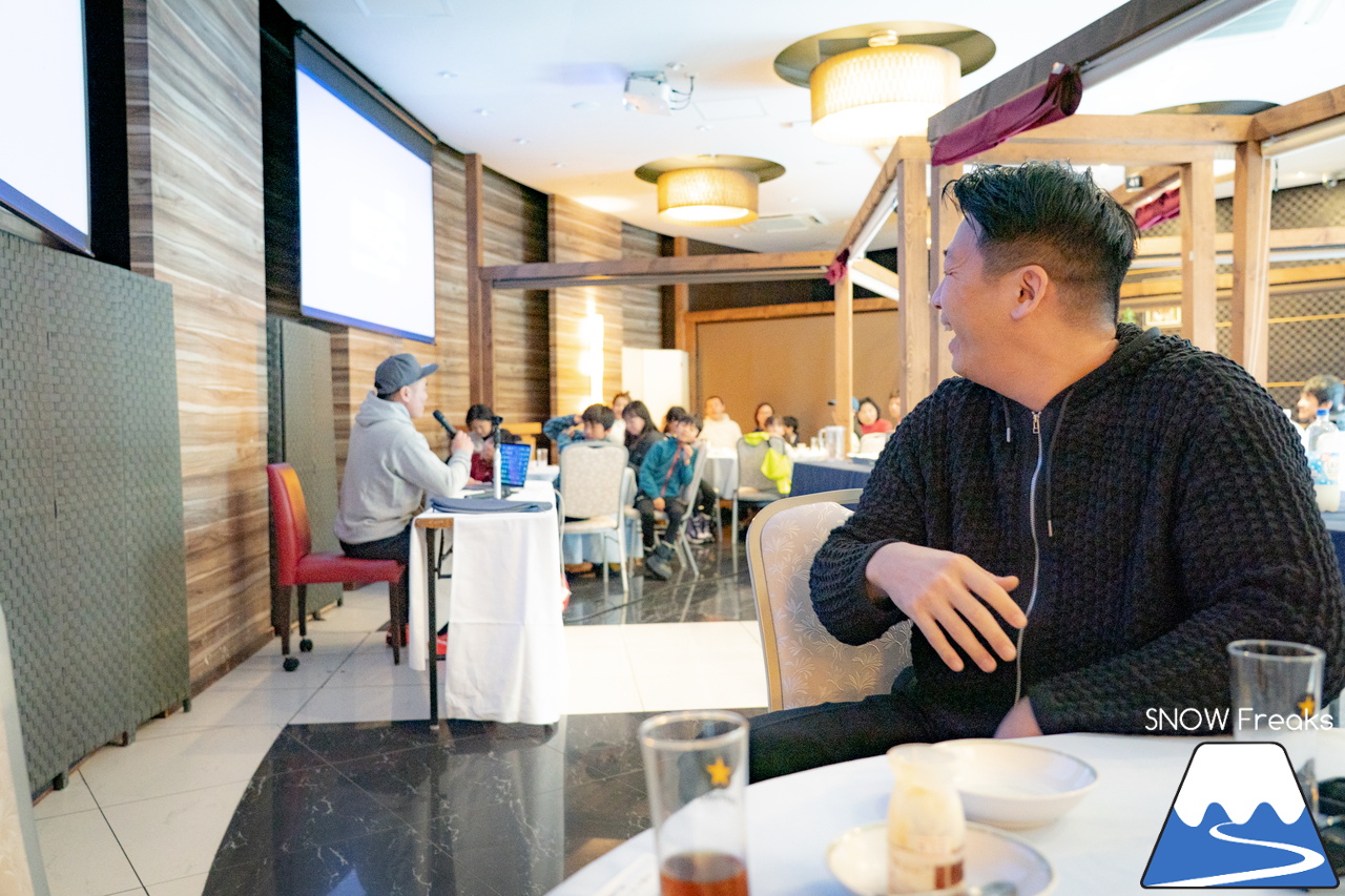 井山敬介さんと秋元日菜子さんのコンビは今年も健在！さらに、サプライズゲストも登場？！憧れのスキーヤーと一緒に雪と戯れ、『いちえ』の美味しいランチをいただく…。夢のようなイベント。めもるホールディングス presents プロスキーヤー・井山敬介さんと行く｜ダイナスティスキーリゾート